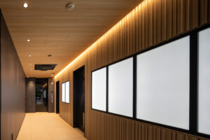 奥がエレベーター、右手の壁は集合サイン