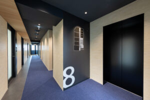 8階エレベーターホールより